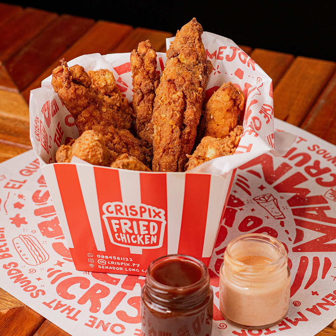 Bucket original de Crispix con strips de pollo crocante y salsas